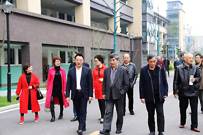 教育局離退休老領(lǐng)導蒞臨自貢衡中參觀考察