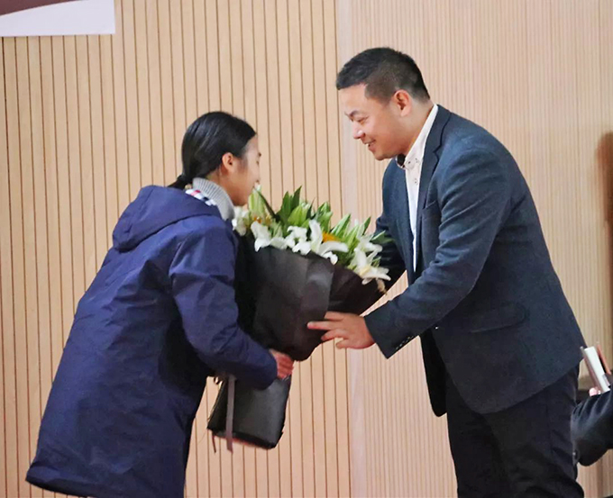 學(xué)生給張?zhí)炫喽麻L獻(xiàn)花