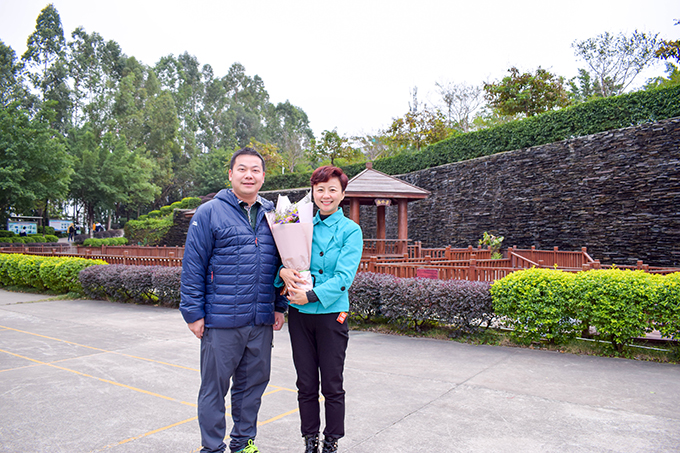 徐靚老師與張?zhí)炫嘈iL(zhǎng)合影