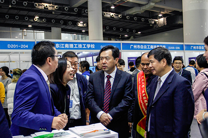 現(xiàn)場(chǎng)吸引了許多專業(yè)觀眾和外國(guó)友人的駐足