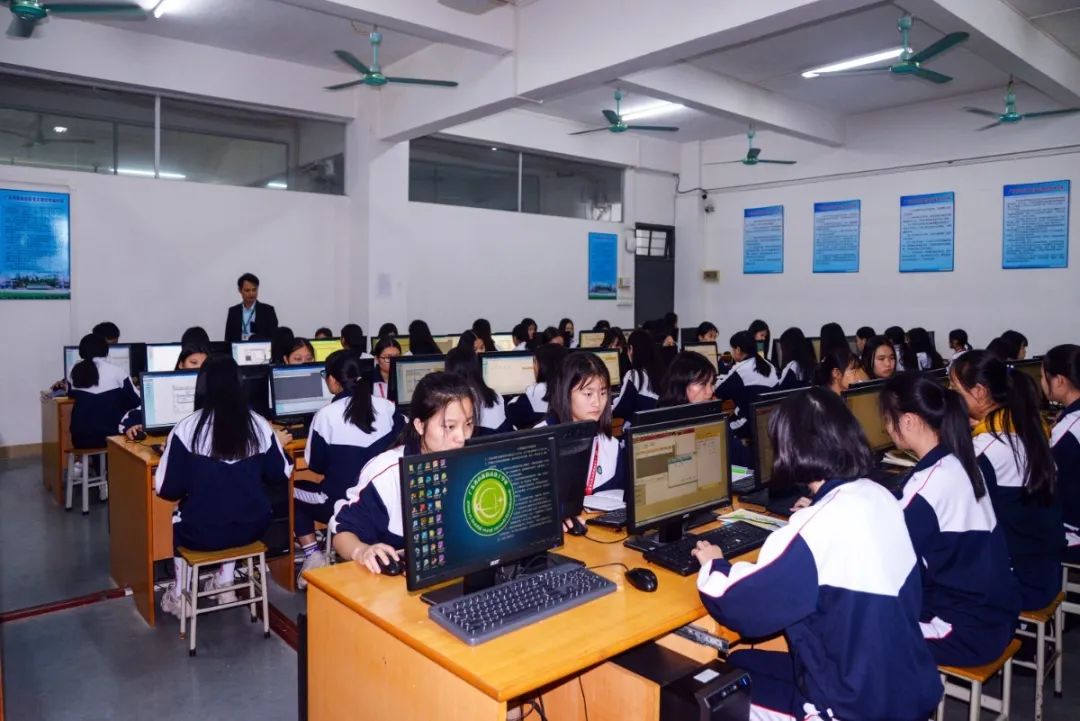 2018 11 21 計算機系實訓(xùn)機房1--有學(xué)生3.jpg 圖片